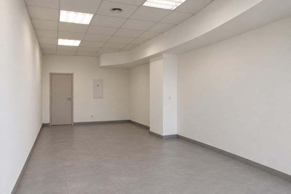 Local comercial vacío antes de la reforma integral