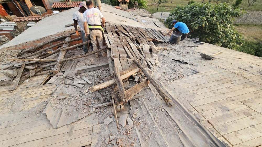Estructura de tejado deteriorada antes de la reforma de cubierta