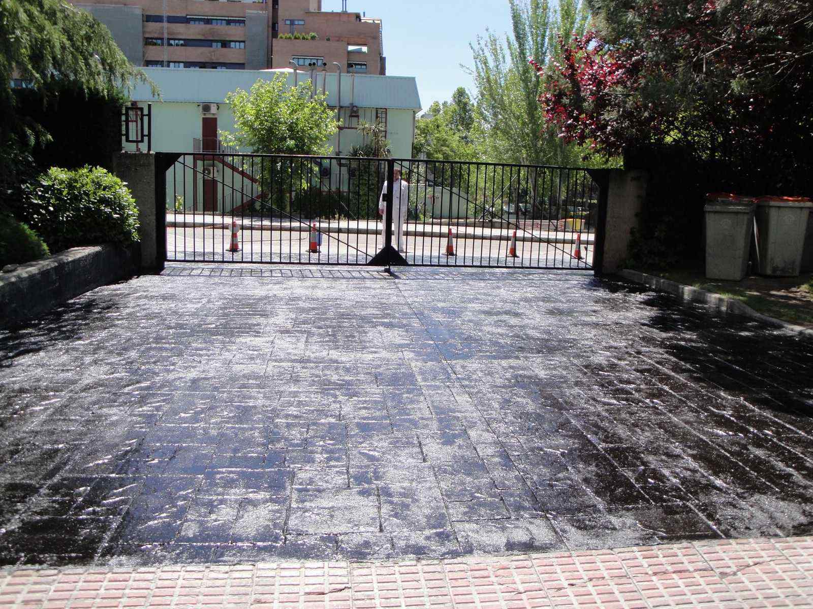 Pavimento de acceso terminado en una reforma exterior