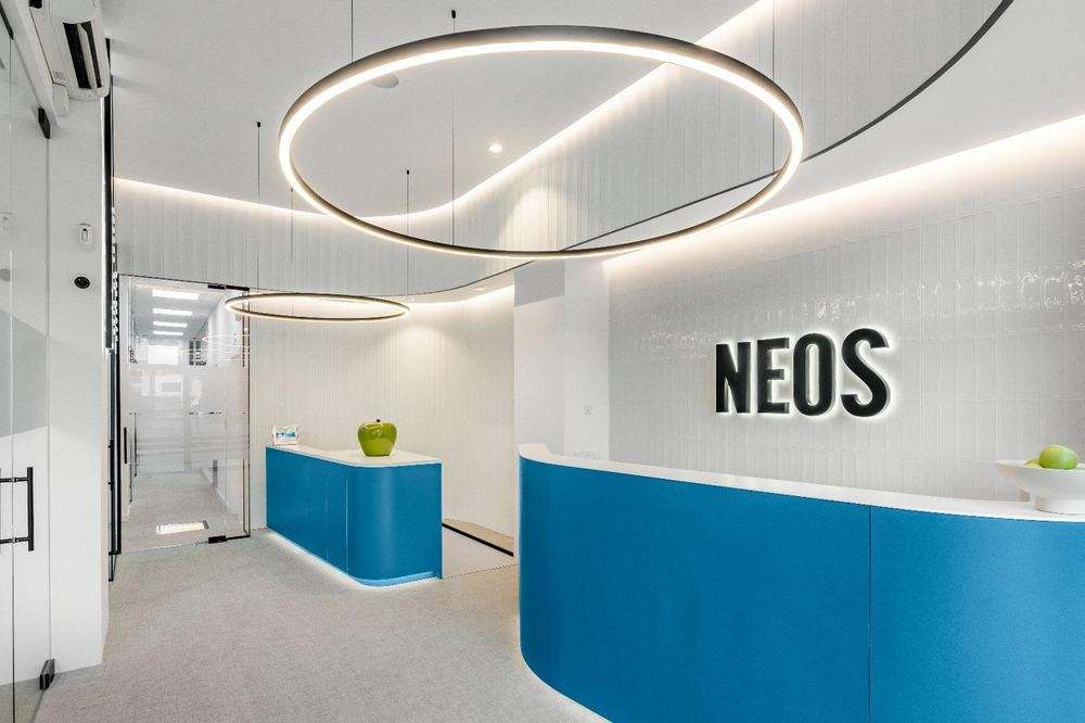 Recepción de la clínica NEOS tras la reforma integral del local