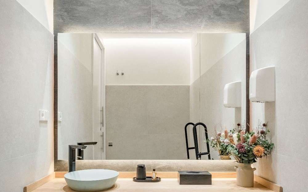 Cuarto de baño con lavabo de diseño y mueble de madera