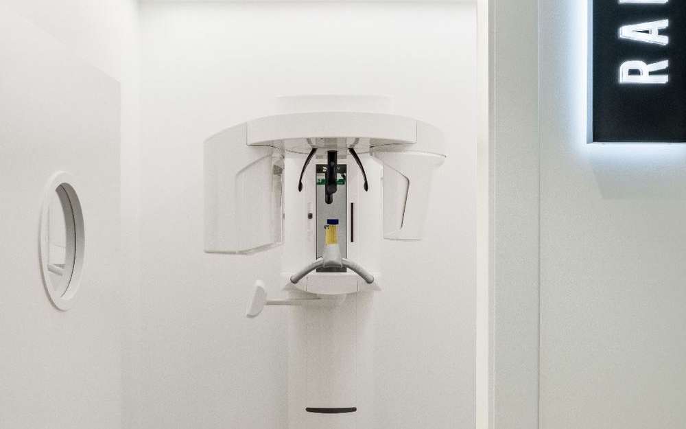 Sala de radiología con equipo panorámico dental