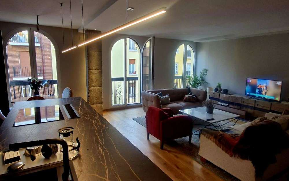 Salón con ventanales en arco reformado