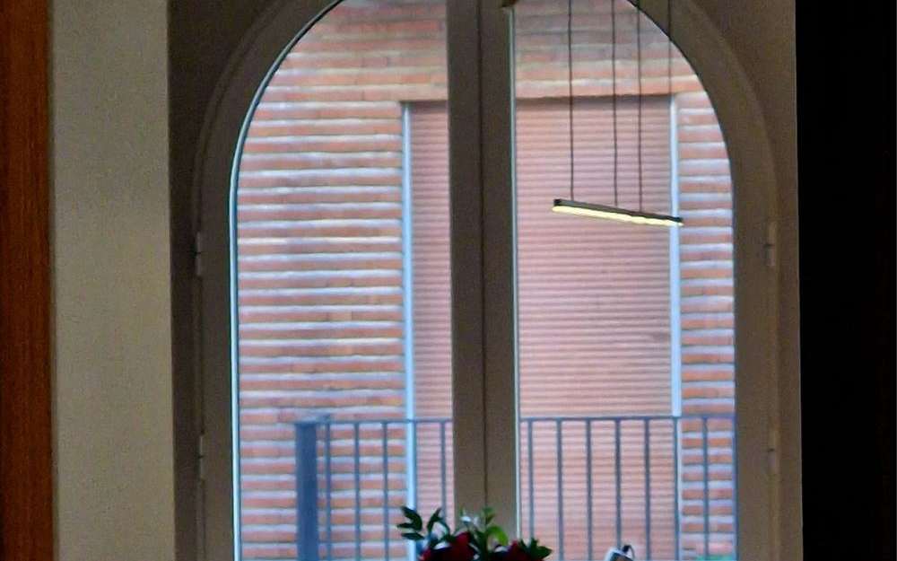 Detalle de ventana en arco y encimera de cocina reformada